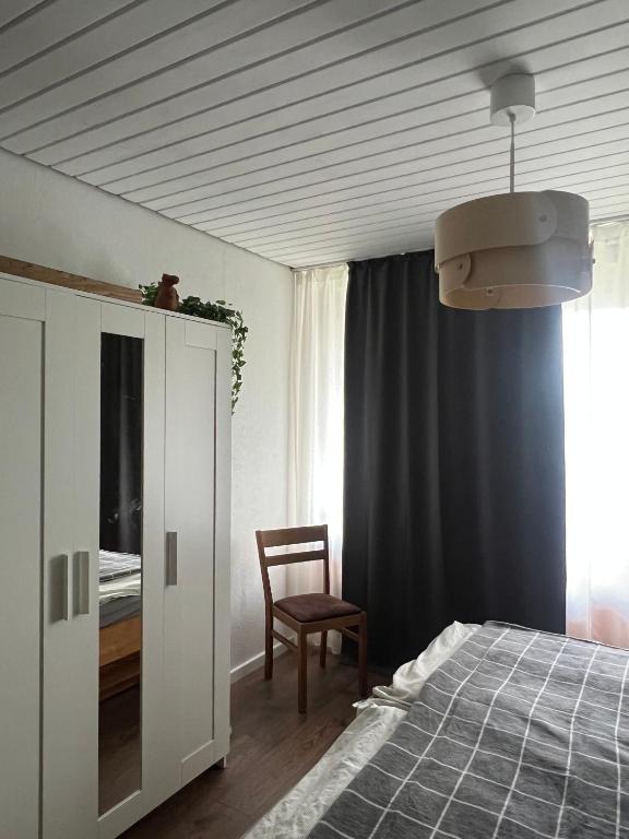 Schlafzimmer mit Schrank